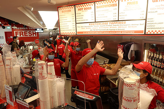 FIVE GUYS eröffnete am 12.07.2021 in der Neuhauser Straße (©Foto: Martin Schmitz)